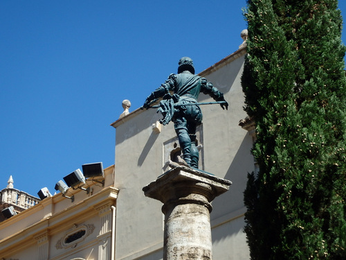 Statue on the Plaza de la V&iacute;rgen.